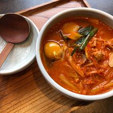 純豆腐が出てきました　熱くて辛そうです