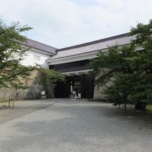 外観的にはただの通り抜けの門。