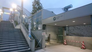 遅ればせながらエスカレーターがつきました