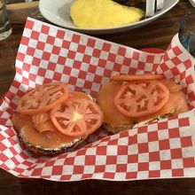 ほとんどトマトのスモークサーモンベーグル