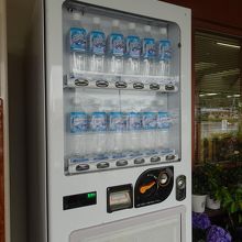尚仁沢湧水の自動販売機