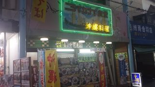 地元民もいる食堂