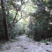 神が降りた岩がある山