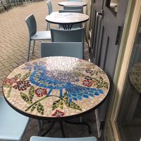 建物の間にあるカフェスペース