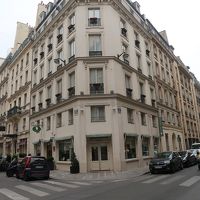 ホテル外観。出入口はグルフール通りRue Greffulhe