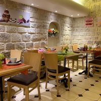 地下の朝食の間。明るく清潔。