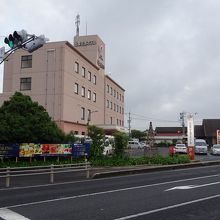 駐車場は敷地内の釜飯屋などと共同ですが、数は十分です。