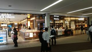 店舗も充実、トイレもきれいに改装されている。展望デッキは眺めあまりよくない