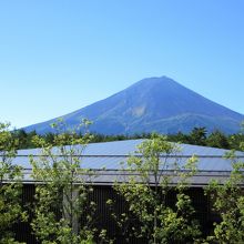 ２階の展望広場から見た富士山