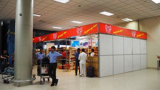 余った小銭を使えるような売店もあります「バンダラナイケ国際空港」