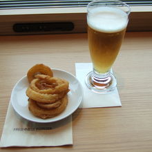 オニオンリングをテイクアウトしてラウンジで