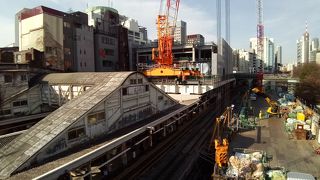 御茶ノ水駅の木造の駅舎と建築中の駅舎が同時に見られて、東京の活力を感じられました