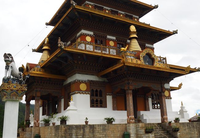 モチュ（母川）から田んぼのあぜ道をハイキング「Khamsum Yulley Namgyal Chorten」