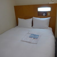 ベッドは一人使用で広々としています