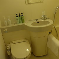 普通の広さがあるバスルームです