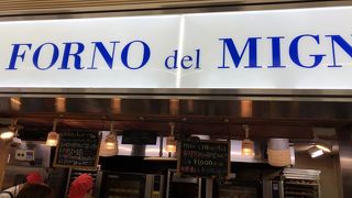 美味しい出来立てのクロワッサンにいつも行列が出来ています!!