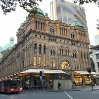 QVBの後方に見えるヒルトン