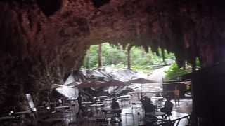 鍾乳洞のオープンカフェ