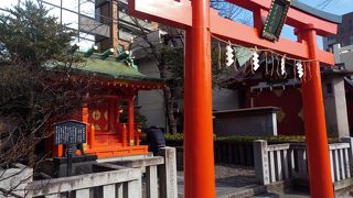 赤だらけの色の小さな建物がたいへんきれい