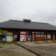 物販は元郷土資料館で仮設営業中