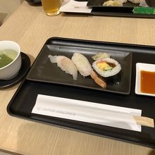 寿司セット。基本は３種セットだけど、個別にも頼めそう。