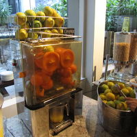 朝食です。オレンジジュース自動搾り機です！