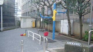 小さな公園だけど面白そうな遊具もある