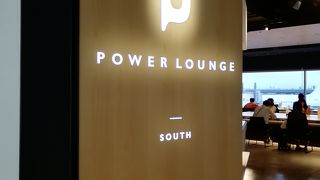 滑走路を眺めながらのんびりできます