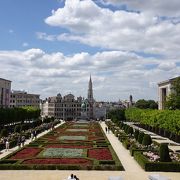 ブリュッセルの街が見下ろせる小高い丘で一休み