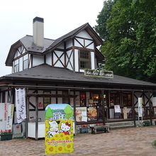 カフェやレストランが入る建物