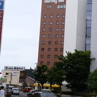 駅南口から日航ホテルを時計回りに歩くと見えてきます