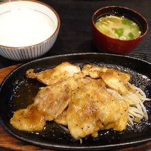 料理はステーキ皿に乗っています