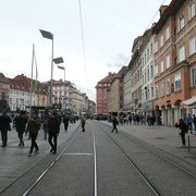 路面電車の駅もあるグラーツの中央広場