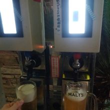 自動でビールをついでくれます。