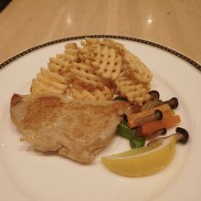 メインのチキンと温野菜、スパイシーポテト