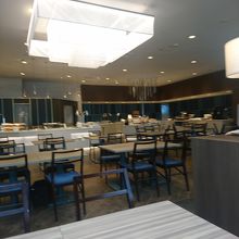 ビュッフェ中心の営業スタイルが気になった