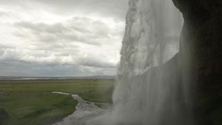 滝の裏側を歩けます