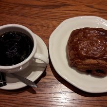 朝食のセット（パンとコーヒー）