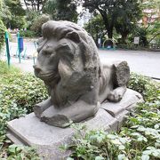 ライオンの像があります。他は普通の児童公園。