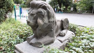 ライオンの像があります。他は普通の児童公園。