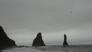 海面から突き出て並ぶ岩