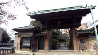 屋根の構えがたいへん立派な門