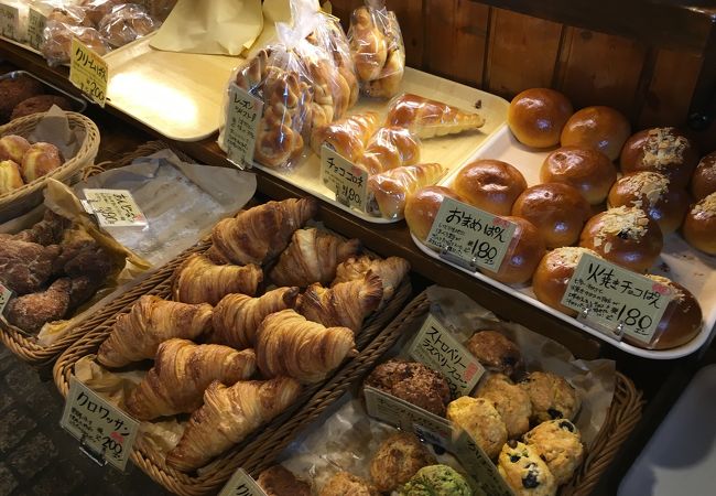 店内は昔の駄菓子屋のように狭い高級パン屋