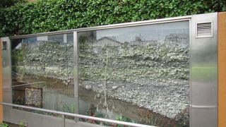 貝塚の地層の薄層断面の屋外展示