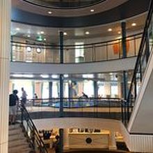 吹き抜けのロビー