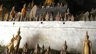 仏像が沢山ある神聖な洞窟