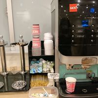セルフサービスのウェルカムドリンクは朝食のコーヒーマシン兼用