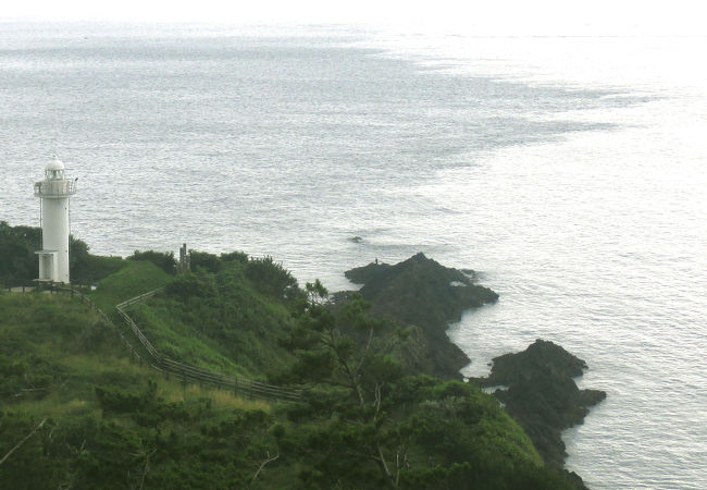 沖に向かって黒い岩棚が伸びています。