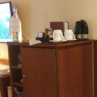 ポットがあり、コーヒーと紅茶と水が置かれています