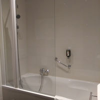 浴槽がありハンドシャワーも使えるし、ガラスの仕切り板が便利